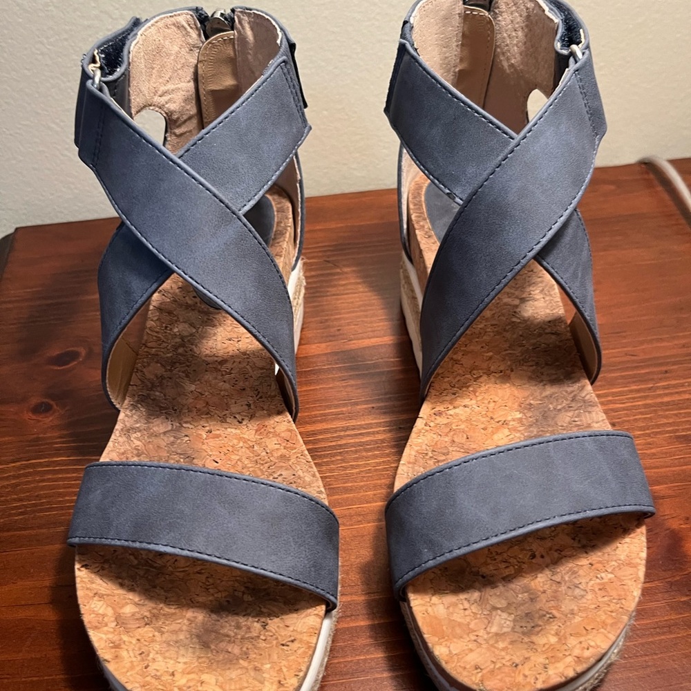 Adrienne vittadini blue strappy sandals